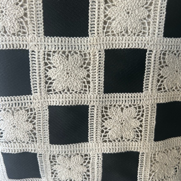 Black and Cream Crochet Square Pattern Top, sz M, adjustable straps, perfect - Picture 9 of 9